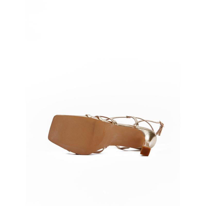 Zlaté dámske sandále na podpätku