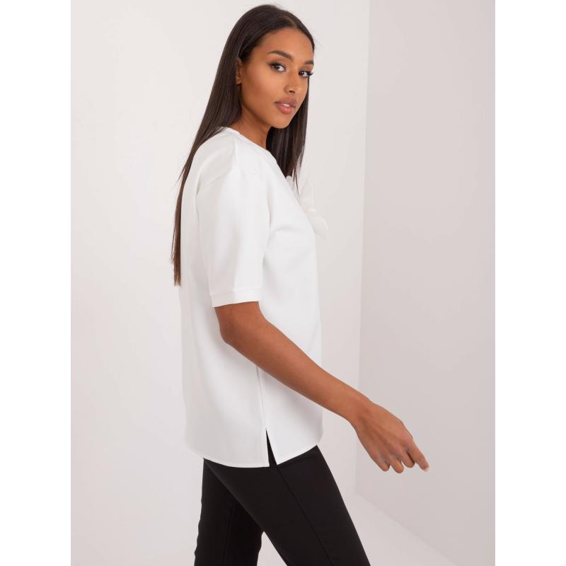 Női blúz virágos applikációval ekrü színben