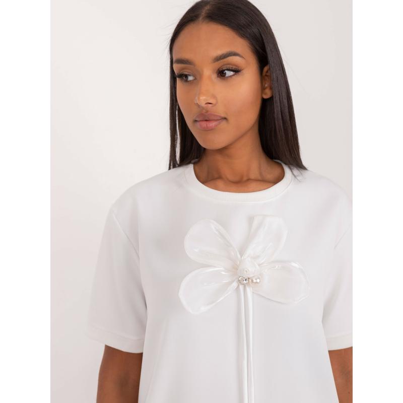 Női blúz virágos applikációval ekrü színben