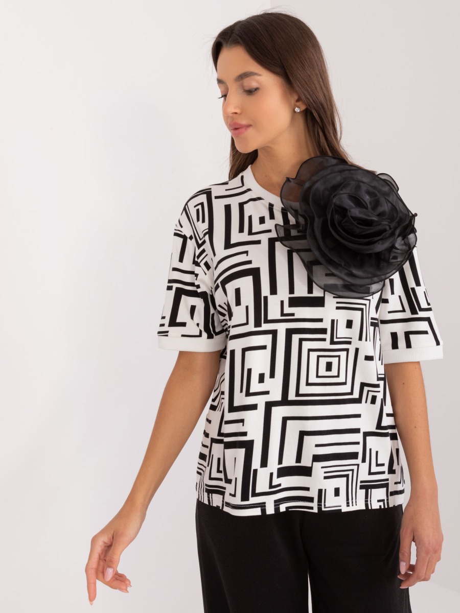 Dámska blúzka s ozdobnou kvetinovou brošňou ecru