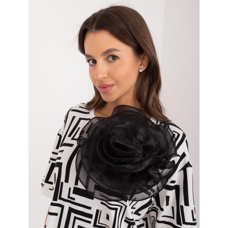 Dámská halenka s ozdobnou květinovou broží ecru