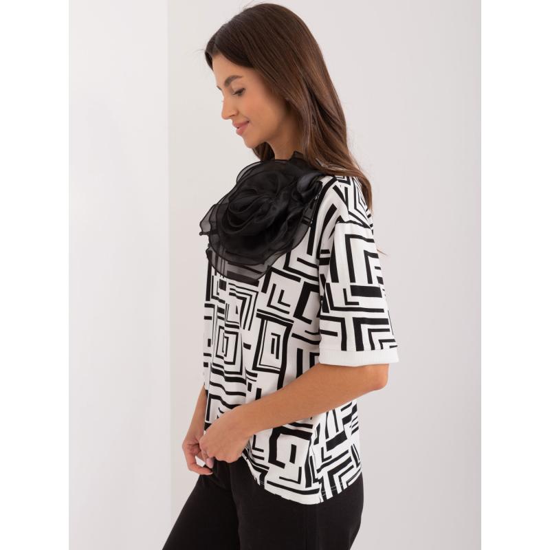 Dámská halenka s ozdobnou květinovou broží ecru