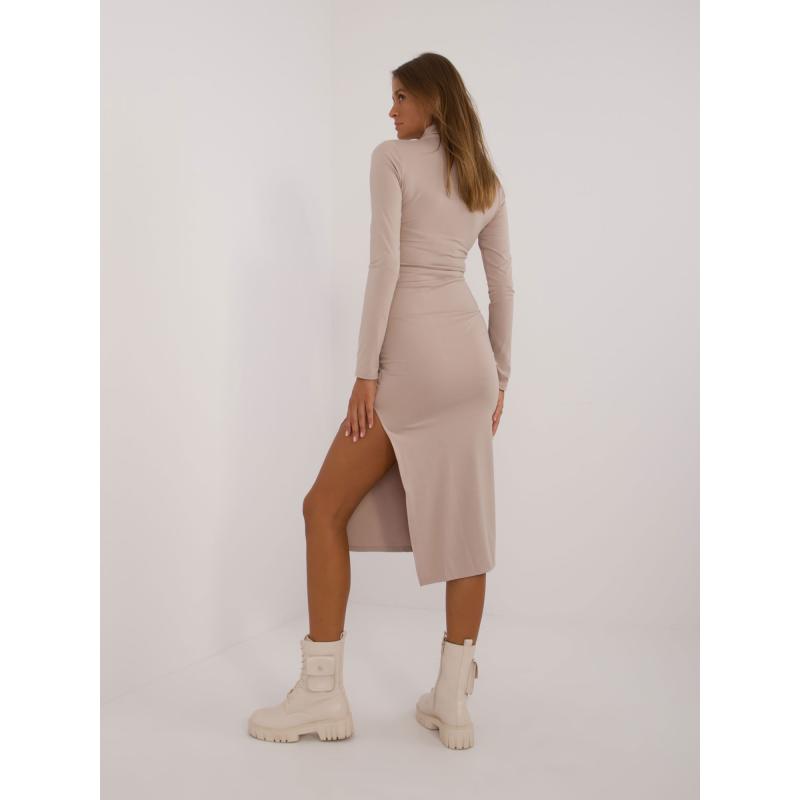 Dámské šaty s rozparkem přiléhavé béžové 