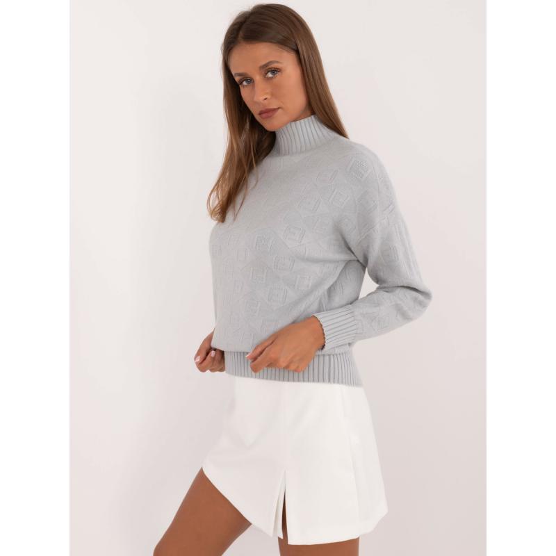 Dámsky vzorovaný sveter s polovičným rolákom svetlosivý