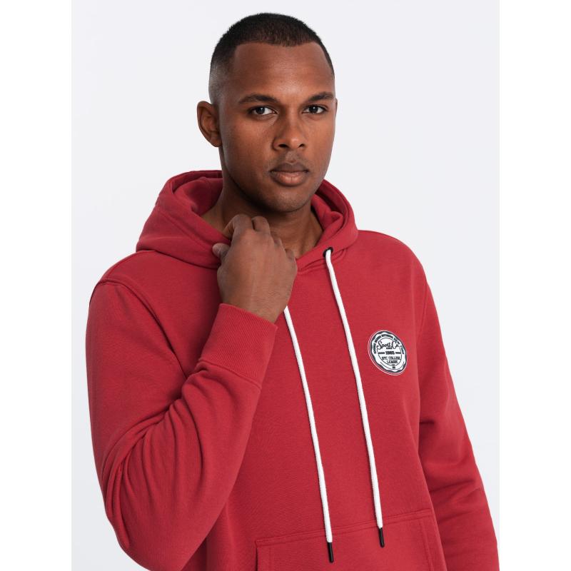 Pánská klokaní mikina s kapucí a nášivkou v univerzitním stylu červená 