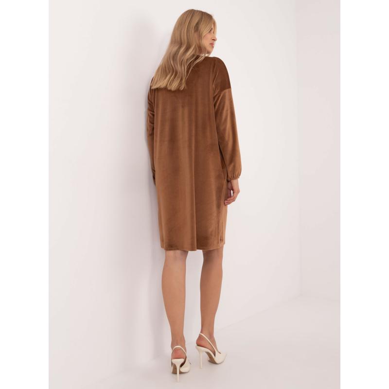 Světle hnědé velurové šaty se srdíčkovým výstřihem