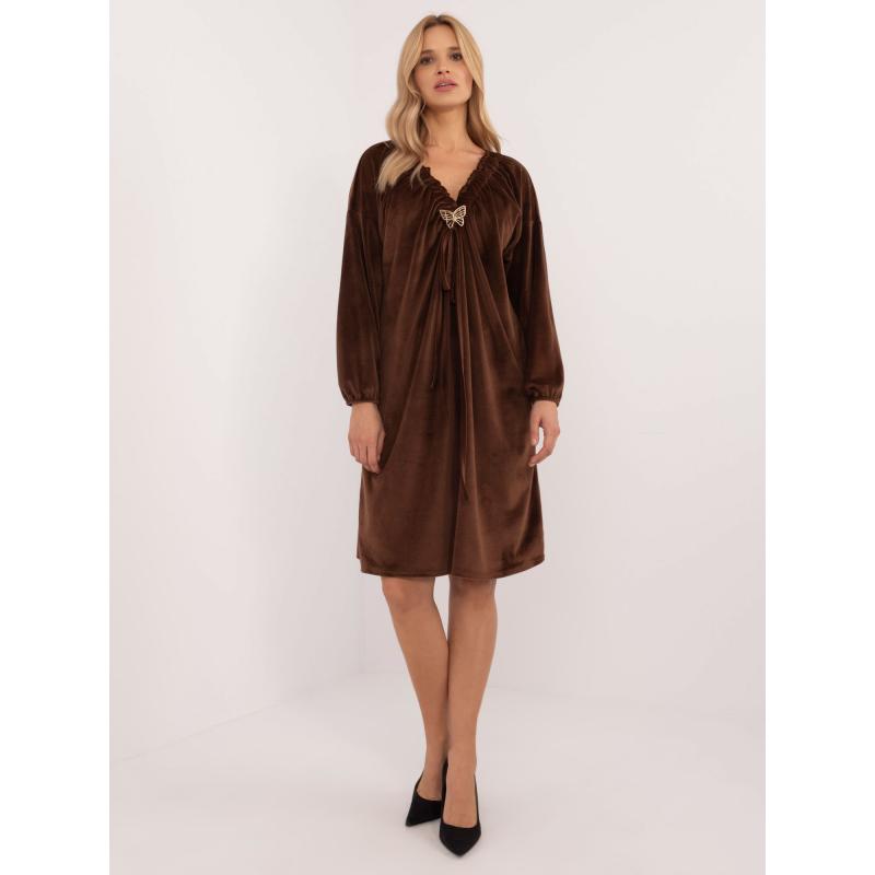 Barna bársony ruha applikációval