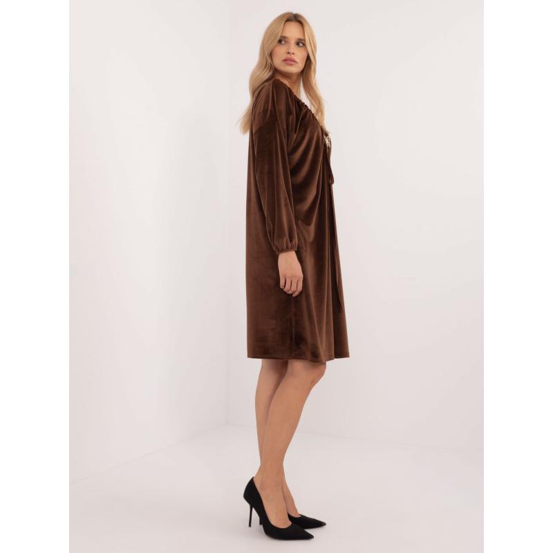 Barna bársony ruha applikációval