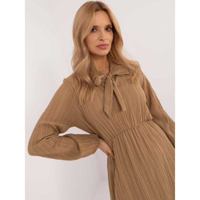 Női térdig érő fodros ruha OCH BELLA barna