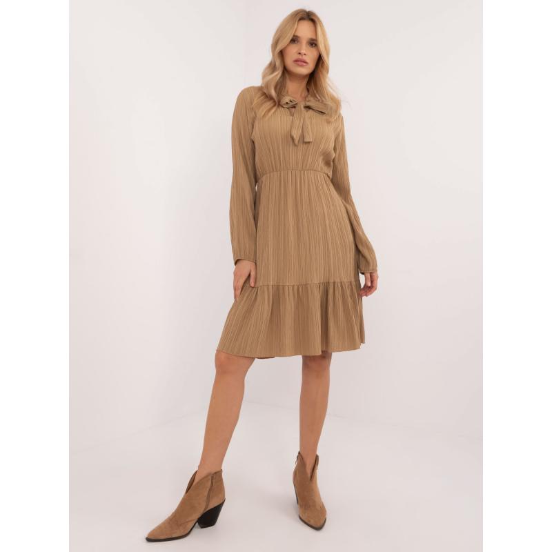 Női térdig érő fodros ruha OCH BELLA barna