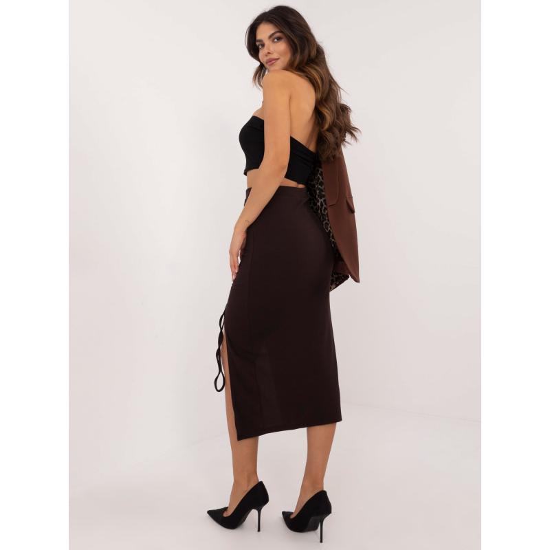 Tmavě hnědá vypasovaná sukně s plisováním