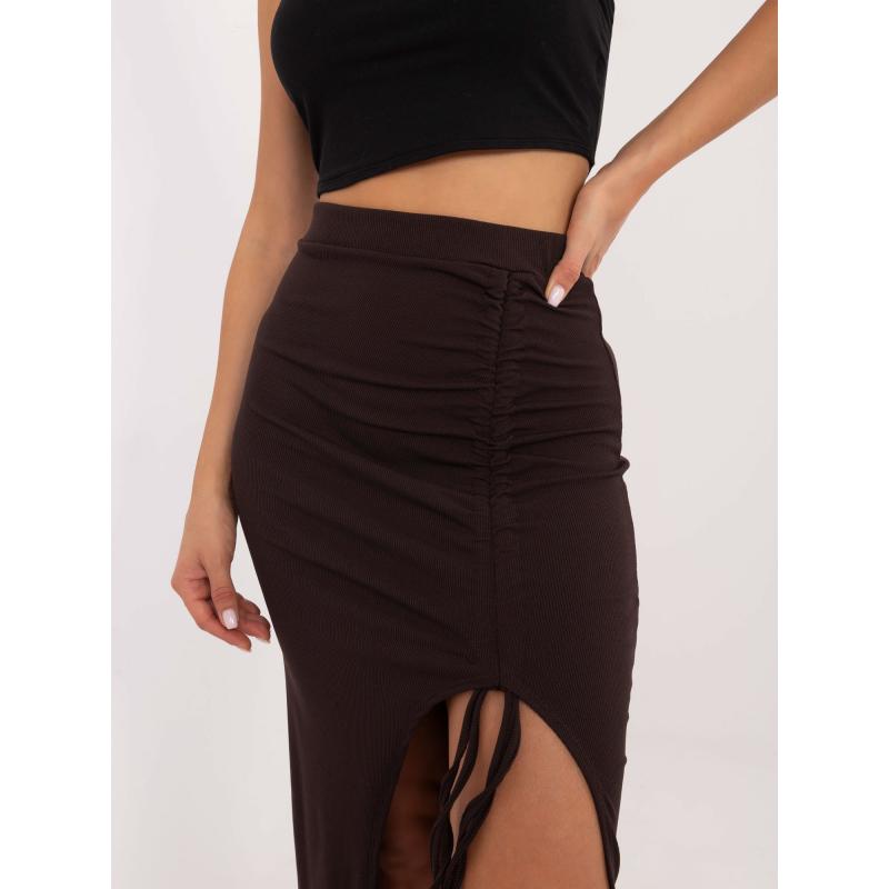 Tmavě hnědá vypasovaná sukně s plisováním