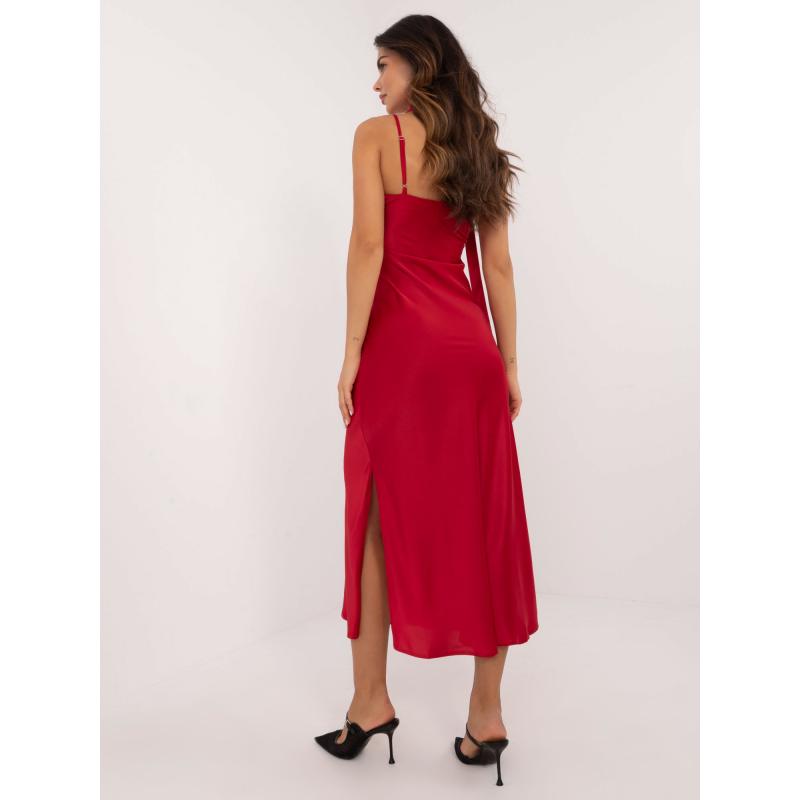 Tmavě červené večerní šaty s rozparkem