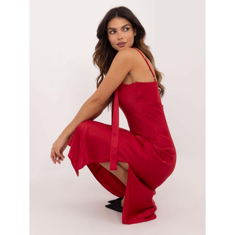 Tmavě červené večerní šaty s rozparkem