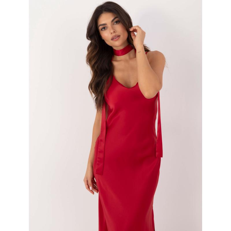 Tmavě červené večerní šaty s rozparkem