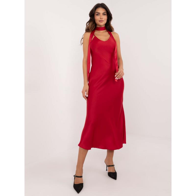 Tmavě červené večerní šaty s rozparkem