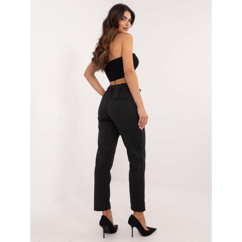 Fekete női nadrág applikációval