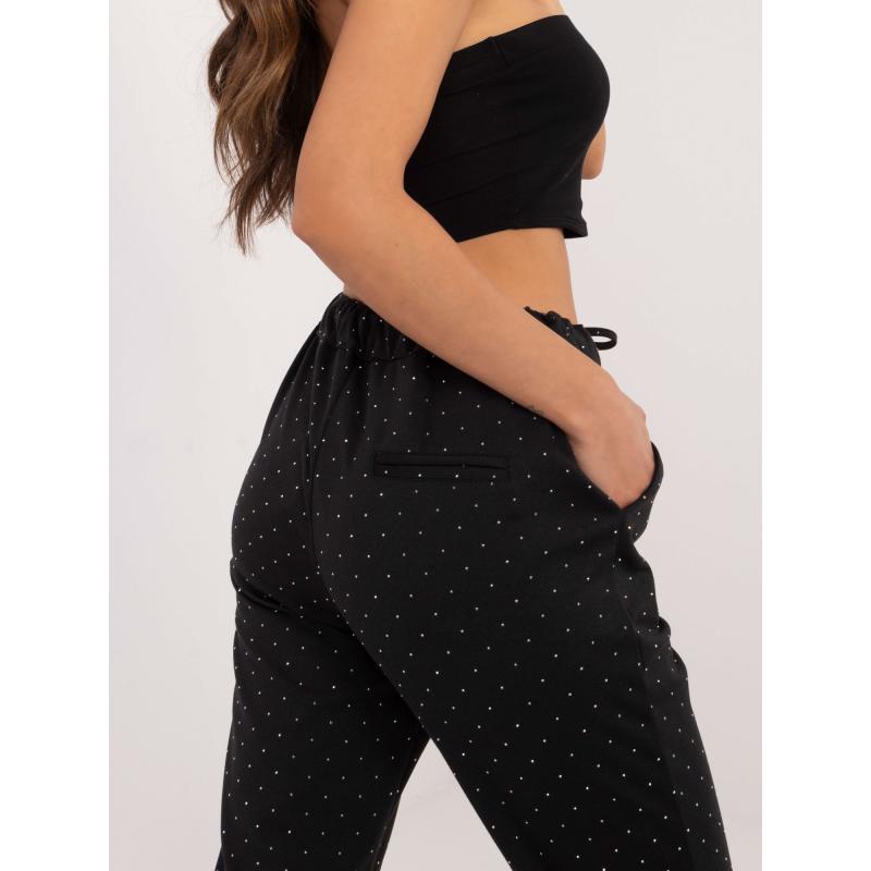 Fekete női nadrág applikációval