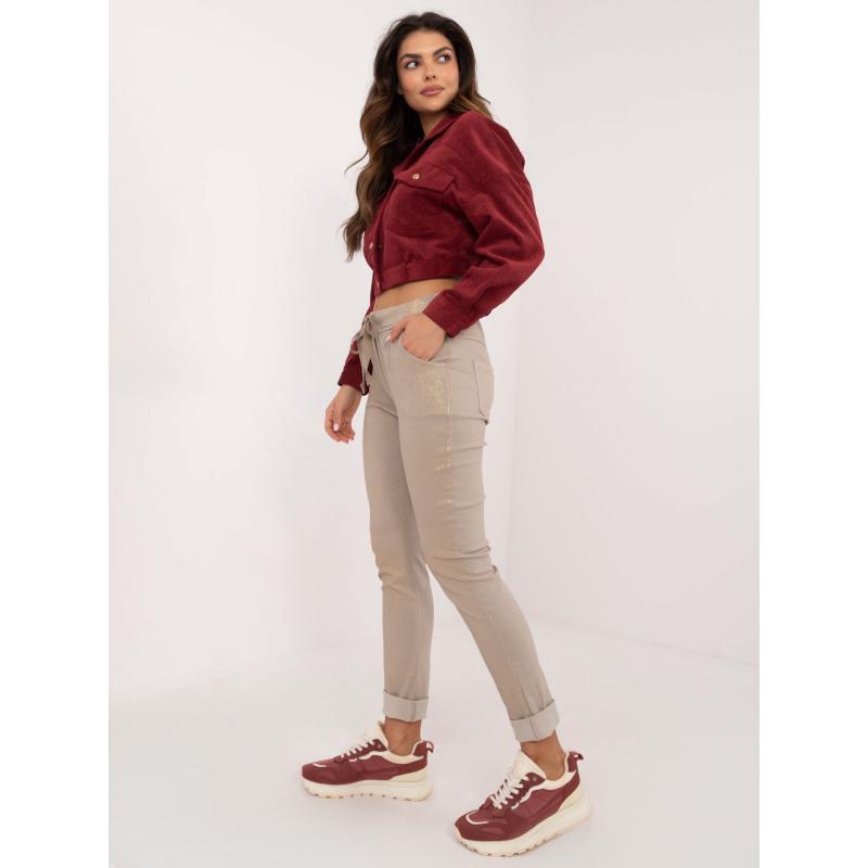 Béžové kalhoty z lesklé látky s kapsami