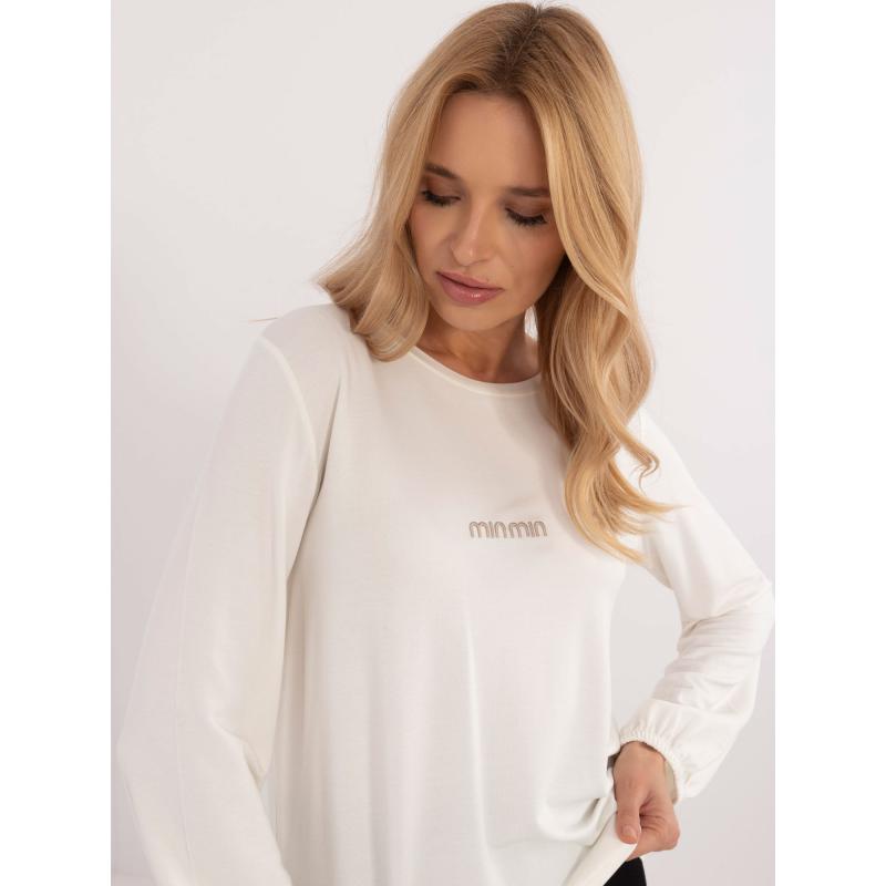 Ecru színű, bő, hosszú ujjú blúz foltos zsebbel