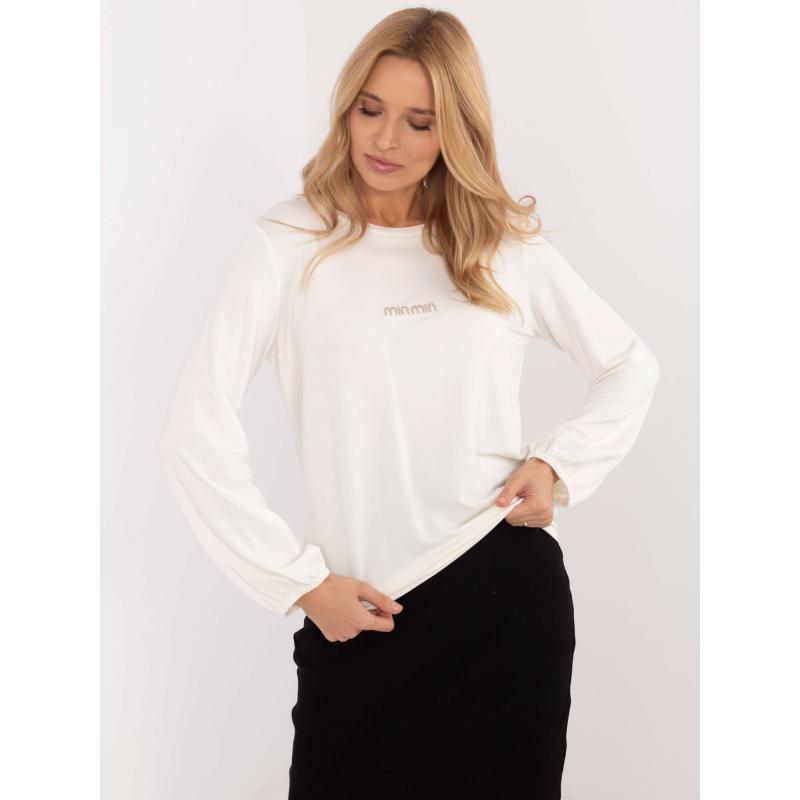 Ecru színű, bő, hosszú ujjú blúz foltos zsebbel