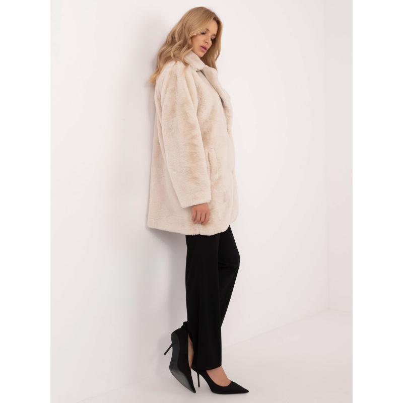 Světle béžový kožich se zapínáním na patentky
