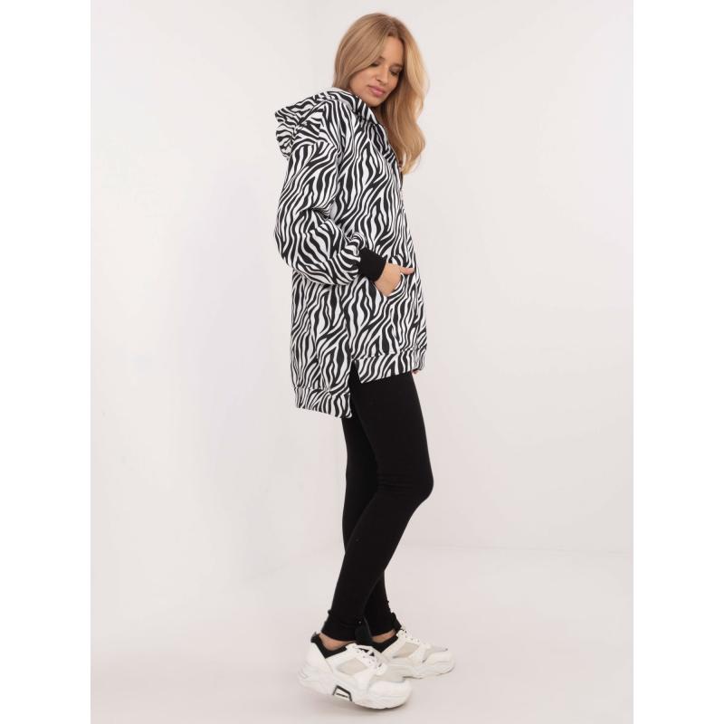 Černobílý třídílný komplet se zebrovanou halenkou