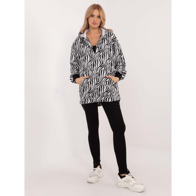 Černobílý třídílný komplet se zebrovanou halenkou