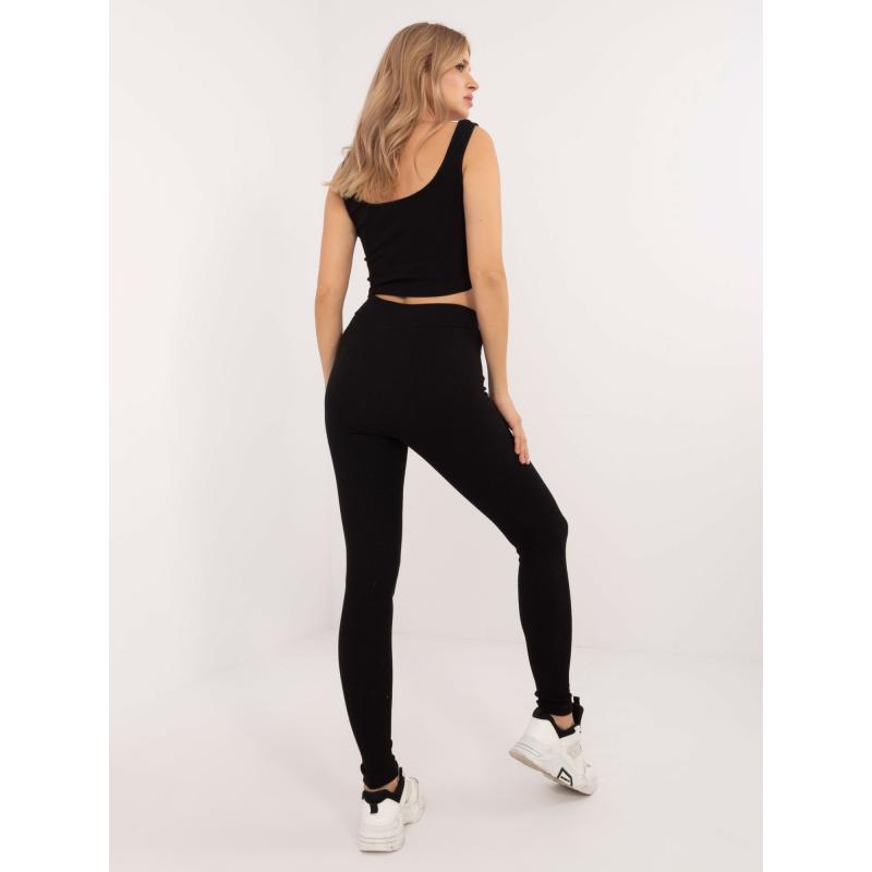 Černobílý třídílný komplet se zebrovanou halenkou