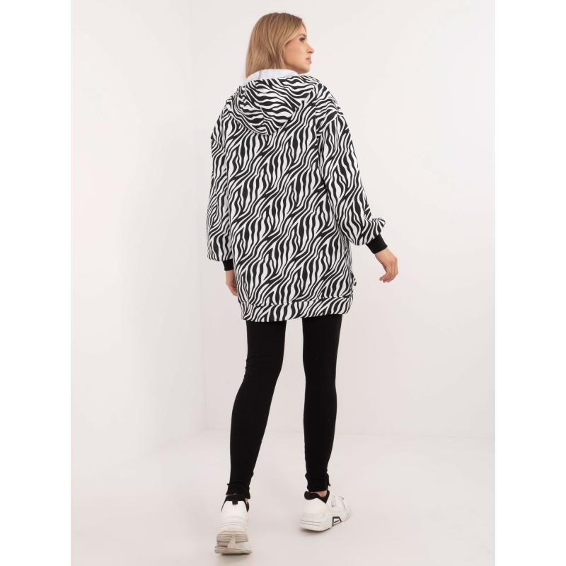 Černobílý třídílný komplet se zebrovanou halenkou