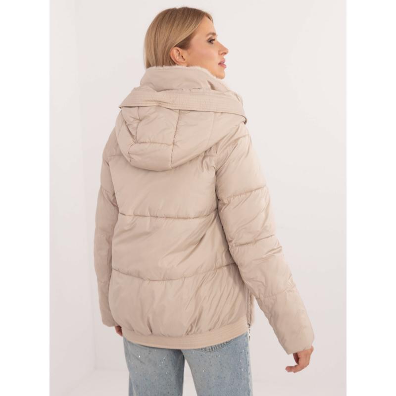 Béžová zimní bunda s kapsami