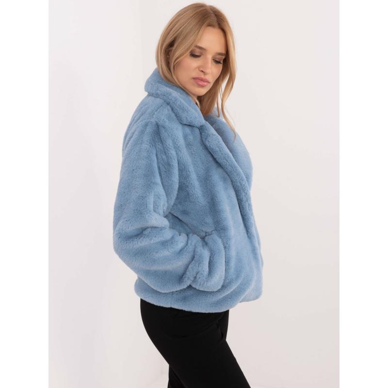 Kék szőrmekabát zsebekkel