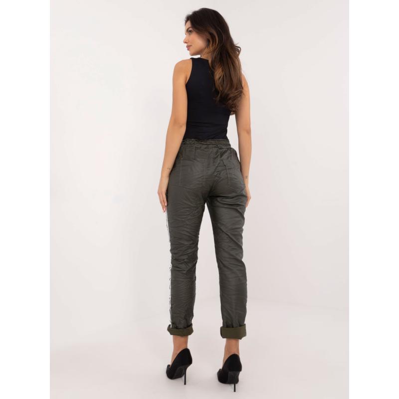 Khaki dámské kalhoty z ekokůže s lemováním