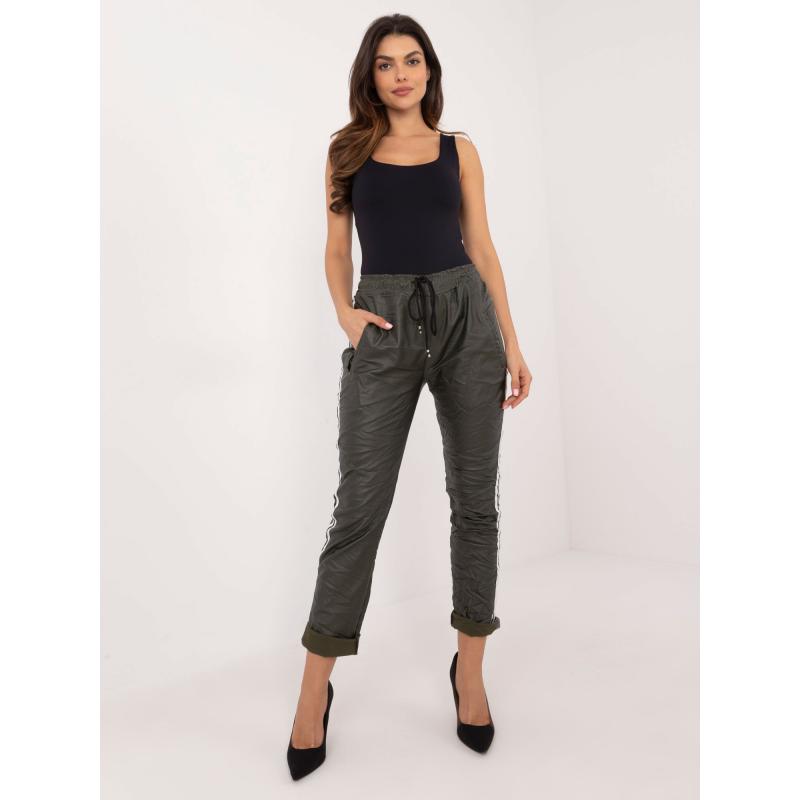 Khaki dámské kalhoty z ekokůže s lemováním