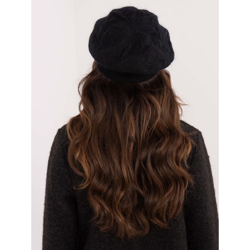 Fekete női téli sapka applikációval