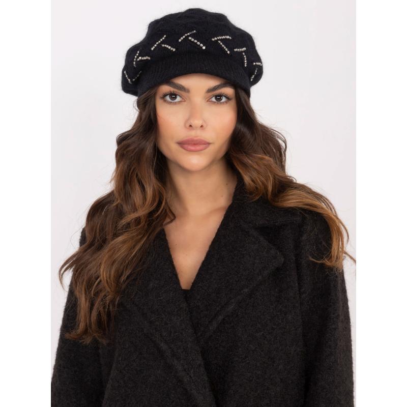 Fekete női téli sapka applikációval