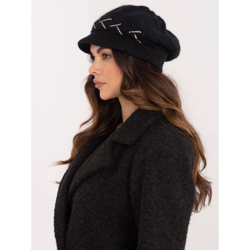 Fekete női téli sapka applikációval