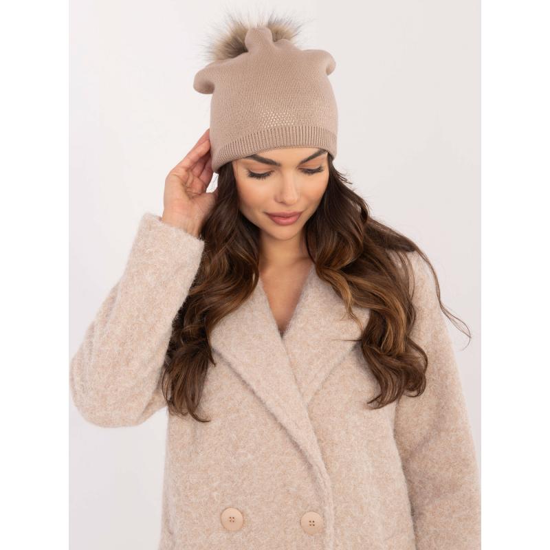 Tmavě béžová lesklá zimní čepice RUE PARIS s aplikací