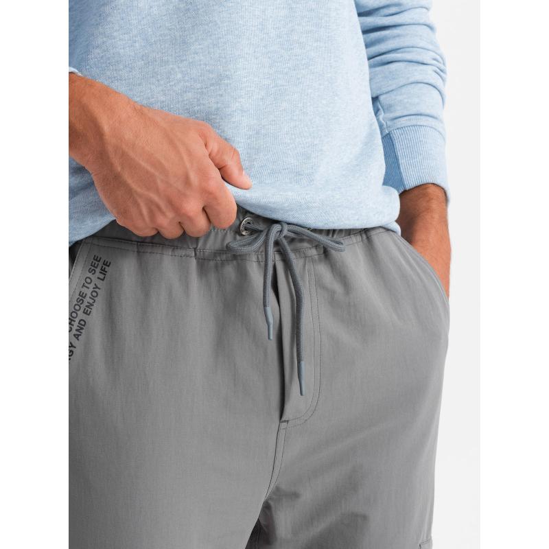 Pánské tepláky s cargo kapsami a potiskem - šedé
