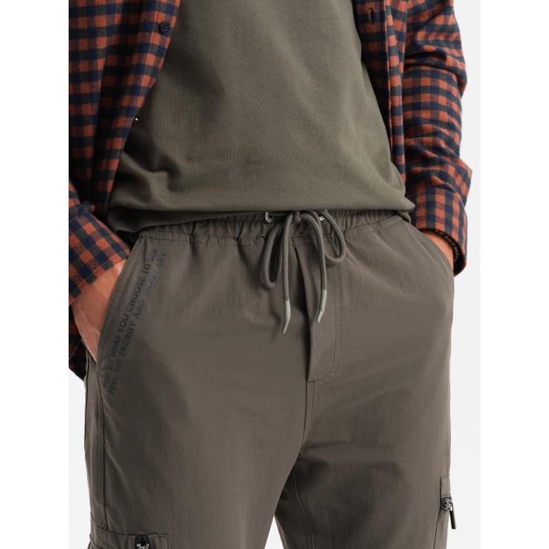 Pánské kalhoty jogger s kapsami cargo a potiskem - tmavě olivově zelené