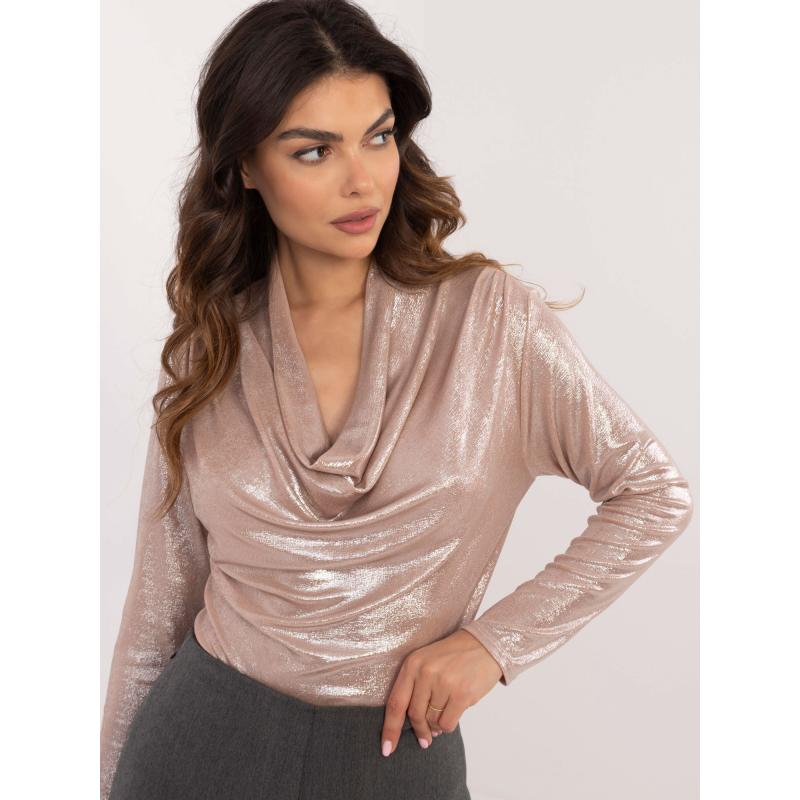 Béžová vypasovaná společenská halenka s třpytivým výstřihem