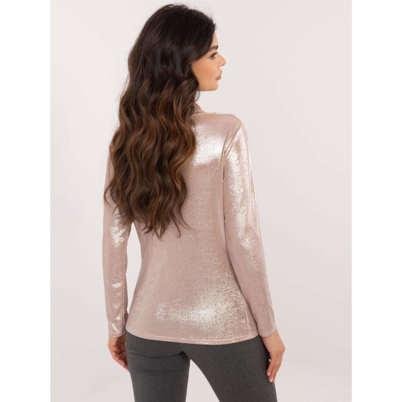 Béžová vypasovaná společenská halenka s třpytivým výstřihem