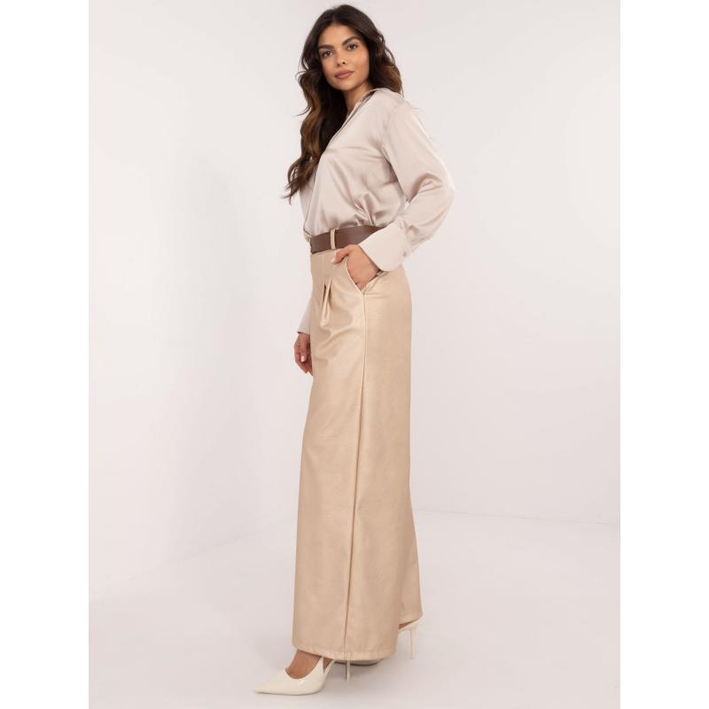 Bézs színű, széles nadrág ökobőrből, redőkkel