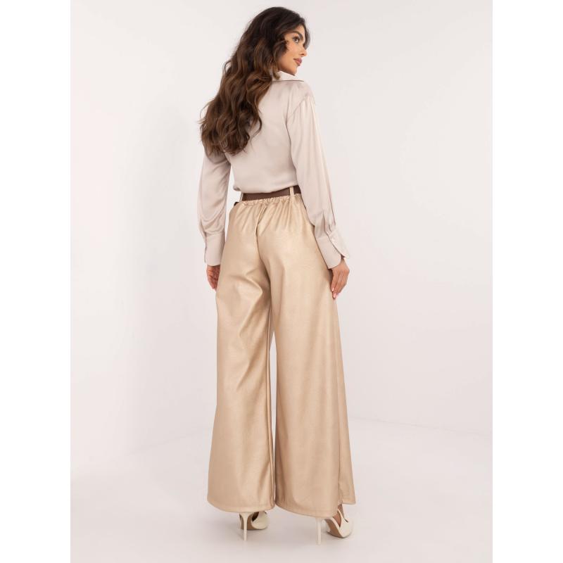 Bézs színű, széles nadrág ökobőrből, redőkkel