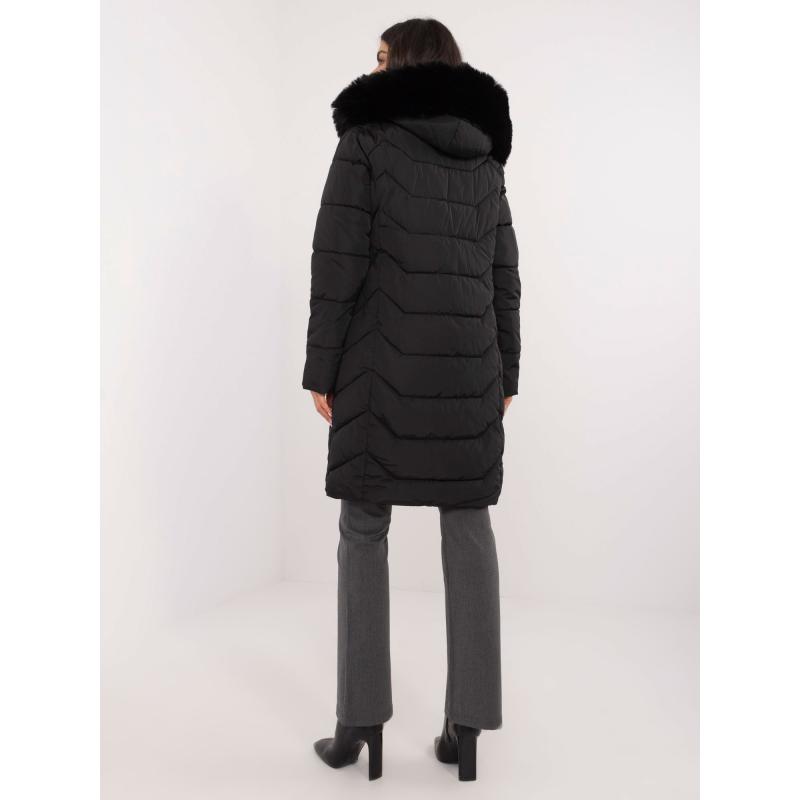 Čierna páperová zimná bunda s kožušinovým lemom