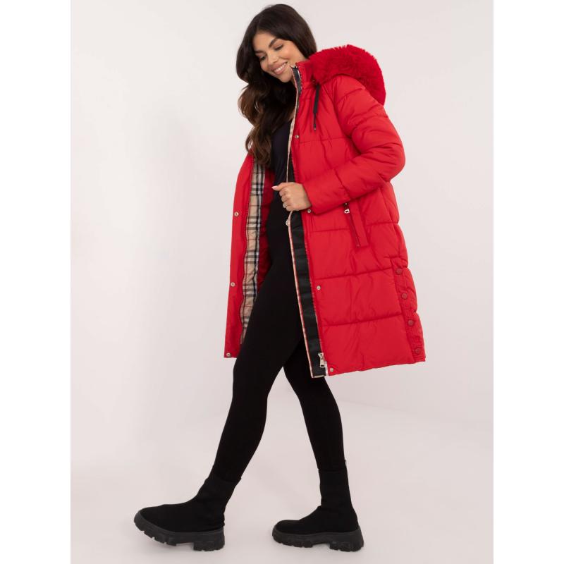 Červená zimní bunda s kostkovanou podšívkou