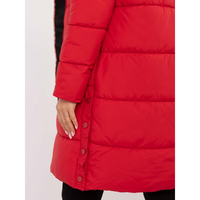 Červená zimní bunda s kostkovanou podšívkou