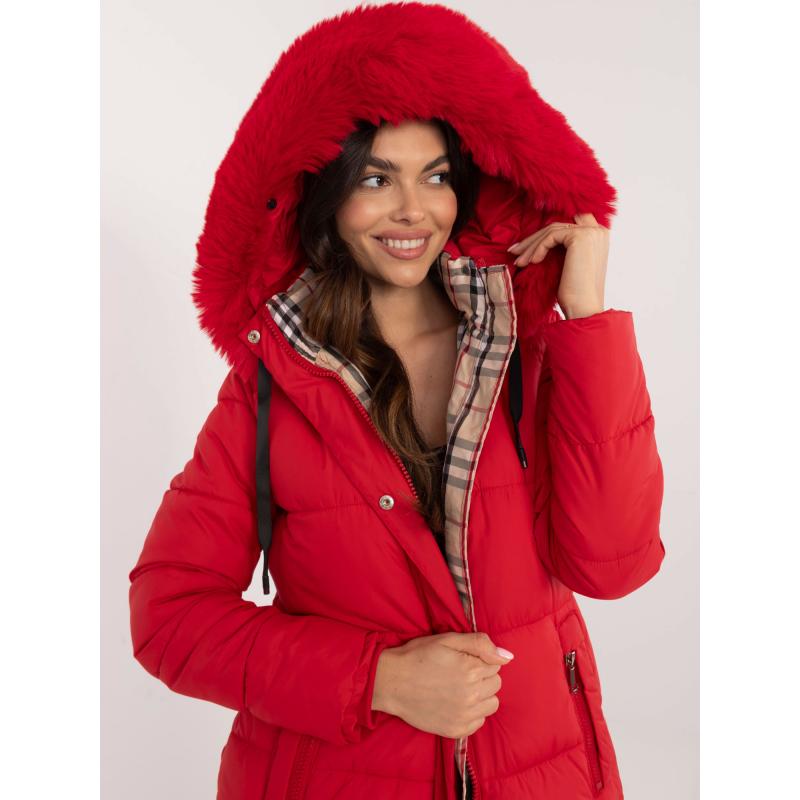 Červená zimní bunda s kostkovanou podšívkou