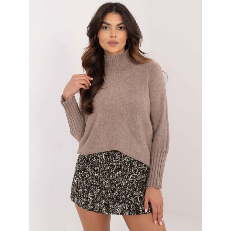 Tmavobéžový jednofarebný sveter s rolákom