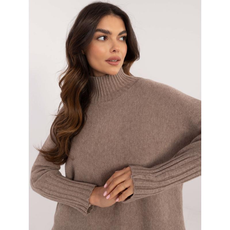 Tmavobéžový jednofarebný sveter s rolákom